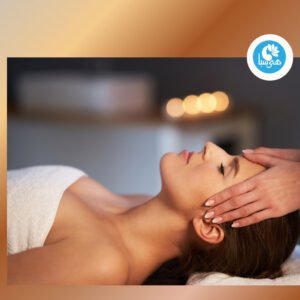 امرأة تتلقى مساجًا علاجيًا في هى سبا.